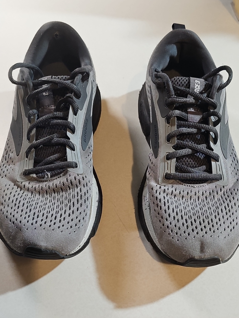 Brooks Men's Grey and Black Athletic Running Shoes